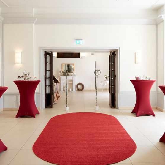 Stehtische mit roten Hussen für einen Sektempfang im Seerosenzimmer von Schloß Styrum