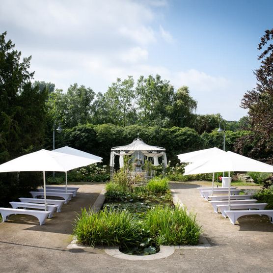 Bänke und Sonnenschirme für Ambiente-Trauungen im Sommer im Schlossgarten Styrum