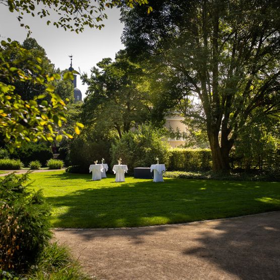 Stehtische für einen Sektempfang im Sommer im Schlossgarten Styrum