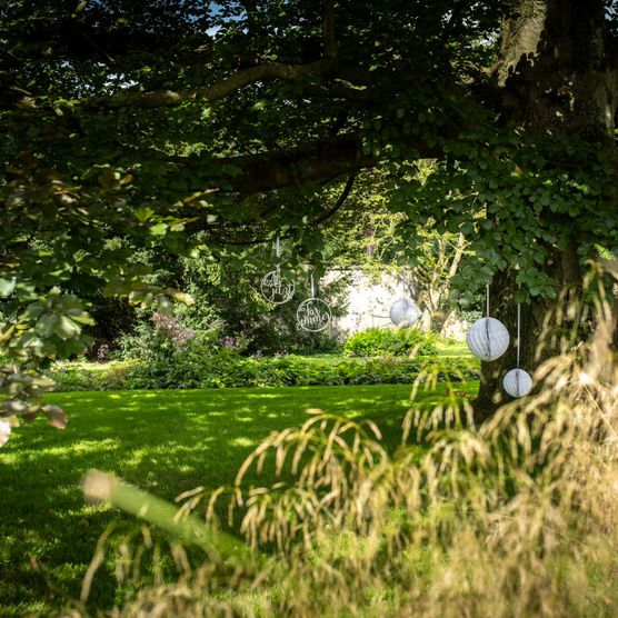 Dekorierter Baum im Sommer im Schlossgarten Styrum