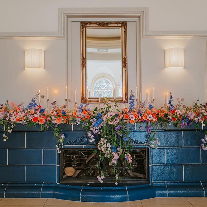Blumendekoration am Kamin im Schloß Styrum