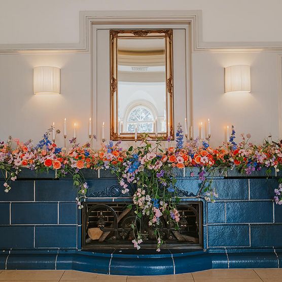 Blumendekoration am Kamin im Schloß Styrum