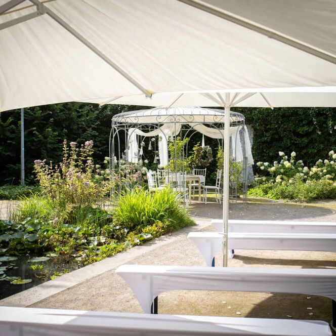 Bänke für eine Trauung im Sommer im Schlossgarten Styrum