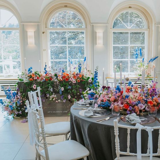 Tisch mit Blumendekoration im Kaminzimmer von Schloß Styrum