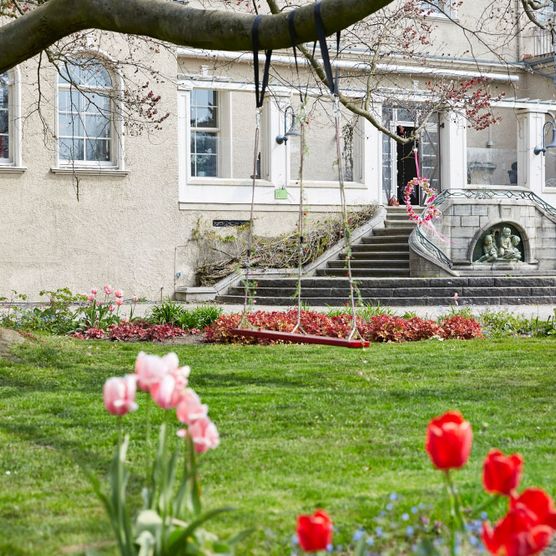 Rote Schaukel im Frühling im Schlossgarten Styrum