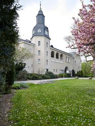 Haupteingang von Schloß Styrum im Frühling