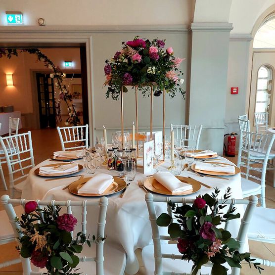 Bestuhlung mit Blumendekoration bei einer Hochzeitsfeier im Schloß Styrum