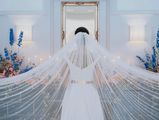 Braut mit Schleier vor dem Spiegel im Kaminzimmer von Schloß Styrum