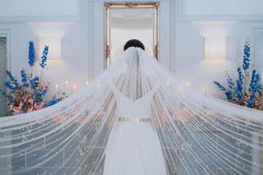 Braut mit Schleier vor dem Spiegel im Kaminzimmer von Schloß Styrum